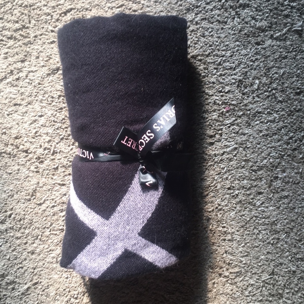 NWT VS pink & black blanket
